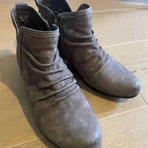 SOLD Rockport Grayish Beige Ankle Boots size 7